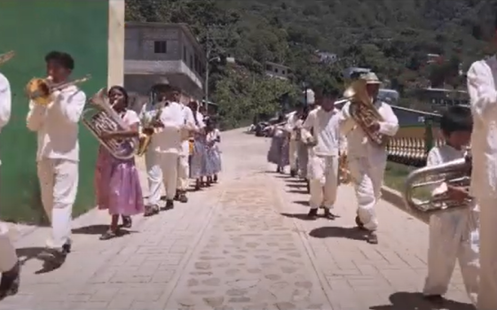 Video: Son tradicional con el Semillero Banda Filarmónica Fraternidad Santa Cruz Yagavila, Oaxaca