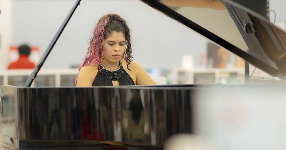 Entrada: Mientras estudiaba artes visuales, me sentía incompleta; no imaginaba mi vida sin la música; fue así como decidí ser pianista