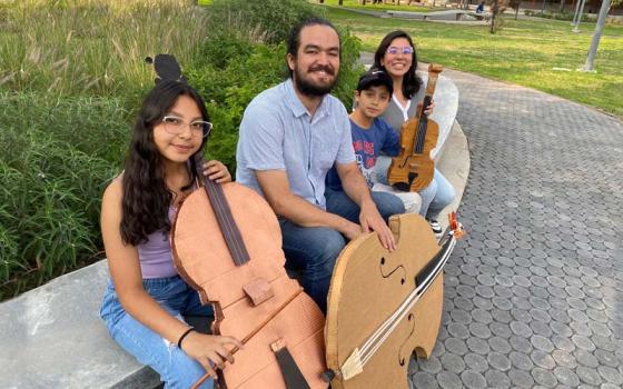 Entrada:¿Tocar instrumentos de cartón? Sí, en los Semilleros de Música los integrantes elaboran sus instrumentos con materiales reciclados 