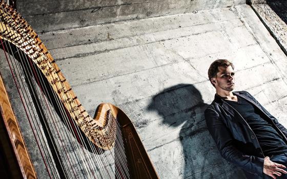 Entrada: “Después de 30 años de tocar el arpa, sigo explorando sus posibilidades sonoras; realmente es un instrumento sin límites” 